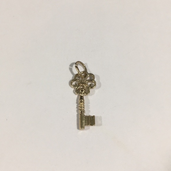 14k Yellow Gold Key 🔑 Charm - Picture 2 of 4